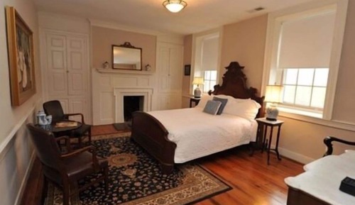 Suite, Ensuite (The Peregrine Suite)