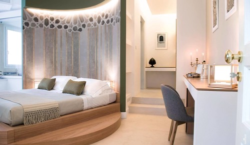 Deluxe Suite, Jetted Tub