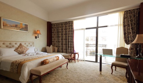 Deluxe Business King Room