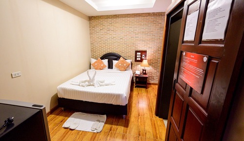 Room (Connecting)