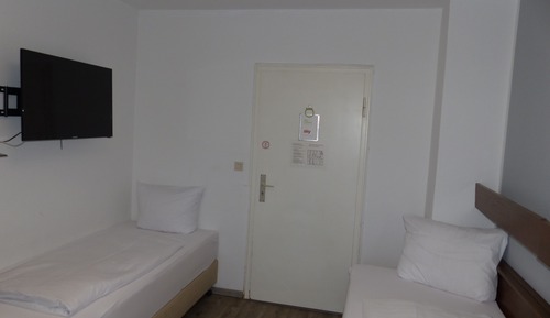 Economy Plus triple room with shower, shared WC
