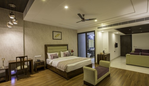 Pool View Suite with Bathtub