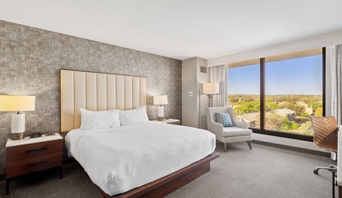 Deluxe Room, 1 King Bed, Pool View