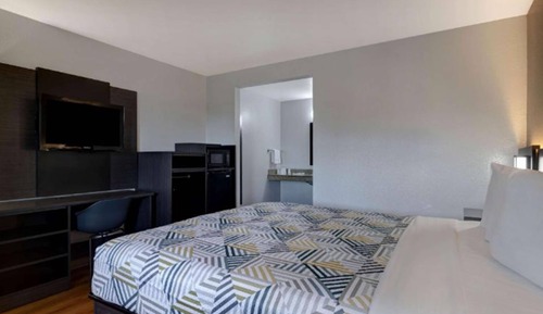 Deluxe Room, 1 King Bed, Accessible, Smoking