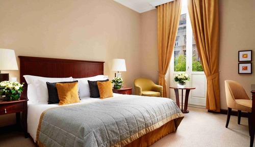 Deluxe Suite (with Spa and Executive Club Access)
