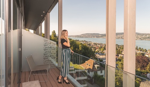 Panorama Club Room with Lake view