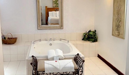 Signature Suite, 1 King Bed, Non Smoking