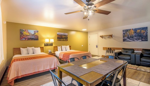 Kitchen Suite, 3 Queen Beds