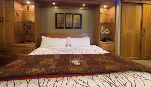 Signature Room, 1 King Bed, Fireplace, Garden View
