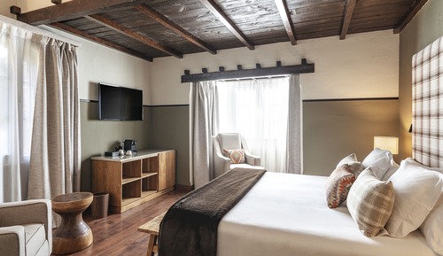 Junior Suite (2 Adults + 3 Children)