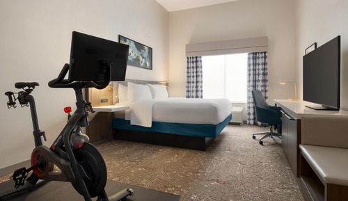 Deluxe Room, 1 King Bed, Accessible, Bathtub (Hearing, Peloton Bike)