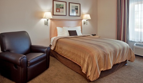 Studio Suite, 1 Queen Bed, Accessible (MobiIity, Roll-In Shower)