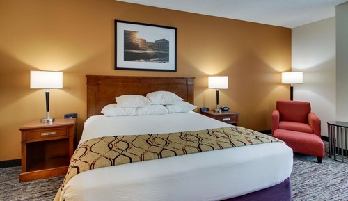 Deluxe Room, 1 King Bed, Accessible, Refrigerator & Microwave (2 Rooms, Board Room Table, Tub)