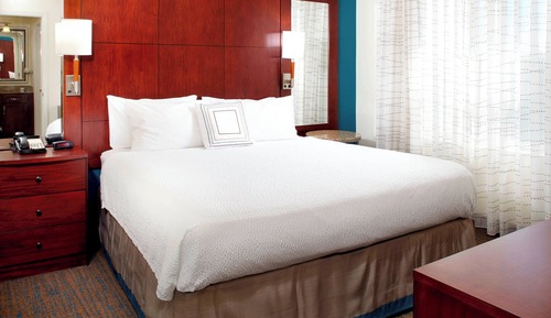 Suite, 1 Bedroom, Smoking (Mobility/Hearing Access, Roll-In Shwr)