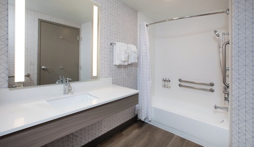 Standard Room, 1 King Bed, Accessible Bathtub (Mobility)