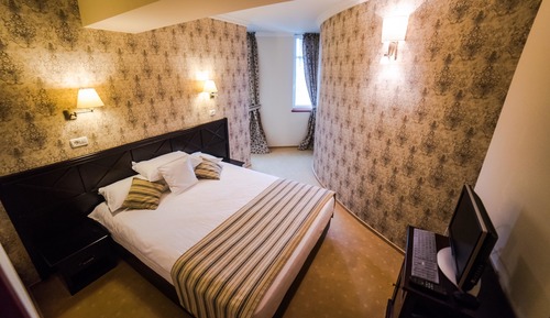 Standard Apartment, 1 King Bed, Non Smoking, Bathtub (with Sofabed)