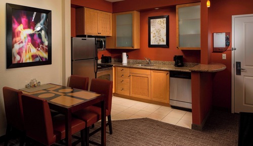 Suite, 2 Bedrooms (Mobility/Hearing Access, Roll-In Shwr)