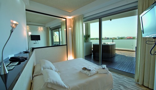 Luxury Suite (2 people)