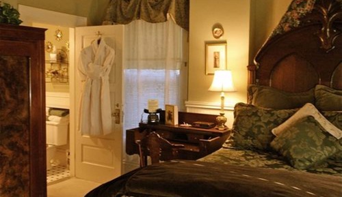 Business Room, 1 Queen Bed, Non Smoking, Private Bathroom