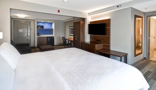 Suite, 1 King Bed, Accessible Bathtub (Communications)