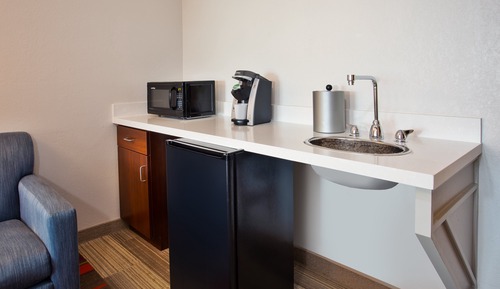 Suite, 1 King Bed, Roll-in Shower (Communications)