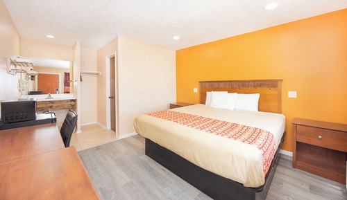 Standard Room, 1 King Bed, Non Smoking, Kitchenette