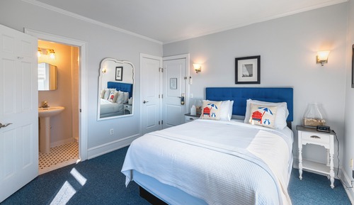 Deluxe Room, 1 Queen Bed, Private Bathroom, Ocean View (02) Queen with Private Bath)