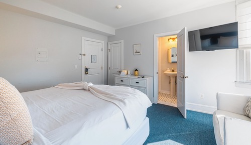 Deluxe Room, 1 King Bed, Private Bathroom, Ocean View (04) King with Private Bath)