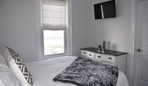 Classic Room, 1 Queen Bed, Private Bathroom (15) Queen with Private Bath)