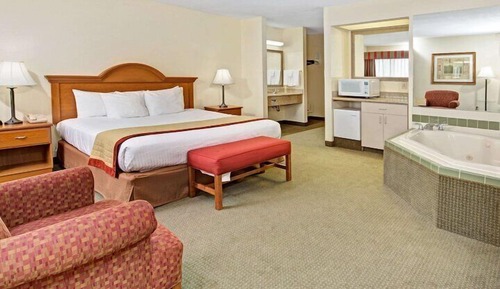 Deluxe Suite, 1 King Bed, Non Smoking, Jetted Tub