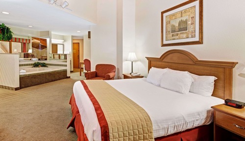 Suite, 1 Double Bed, Accessible, Jetted Tub (Mobility Accessible, Non-Smoking)