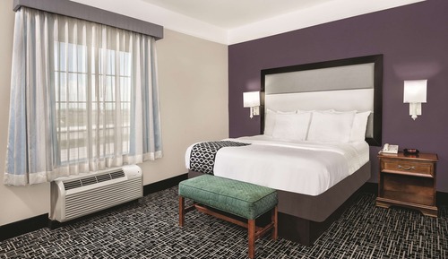 Suite, 1 King Bed, Accessible, Non Smoking (Mobility Accessible, Two-Room)