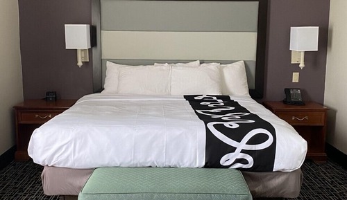 Suite, 1 King Bed, Non Smoking (Two-Room Suite)