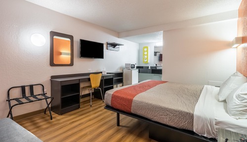 Deluxe Room, 1 Queen Bed, Smoking, Refrigerator & Microwave