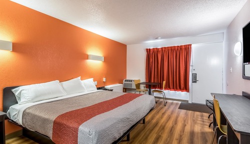 Deluxe Room, 1 King Bed, Non Smoking, Refrigerator & Microwave