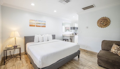 Standard Room, 1 King Bed, Courtyard View