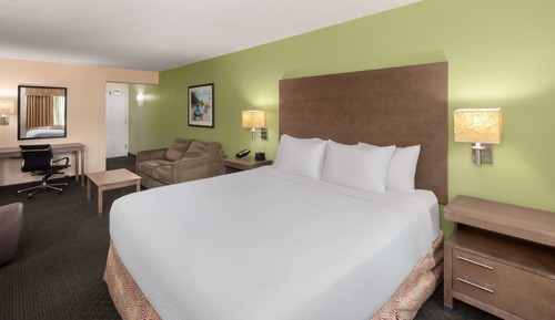 Deluxe Room, 1 King Bed, Non Smoking, City View