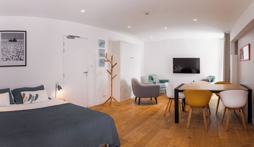 Family Studio Suite, Multiple Beds, Kitchen, Courtyard Area