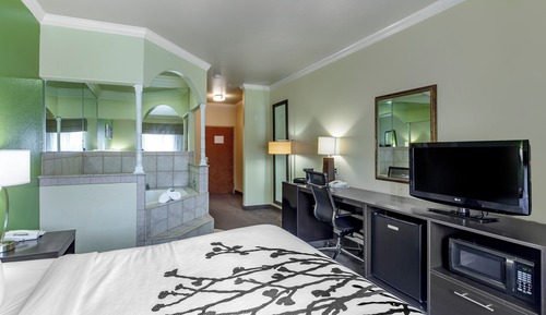 Suite, 1 King Bed, Accessible (Jacuzzi)