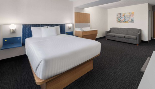 Standard Suite, 1 Queen Bed