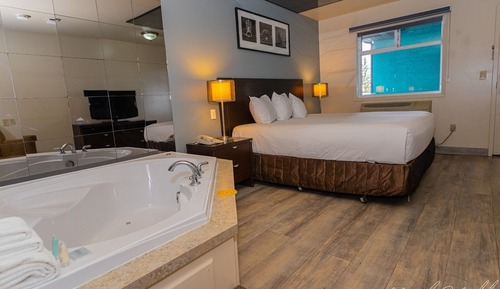 Deluxe - Jacuzzi Suite