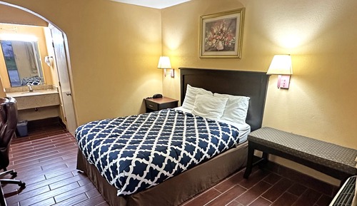 Standard Room, 1 Queen Bed, Smoking, Refrigerator & Microwave