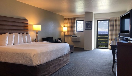 Suite, 1 King Bed, Non Smoking, Balcony (Lower Level)