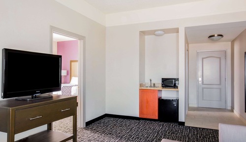 Deluxe Suite, 1 King Bed, Accessible, Non Smoking (Mobility Accessible, Family)