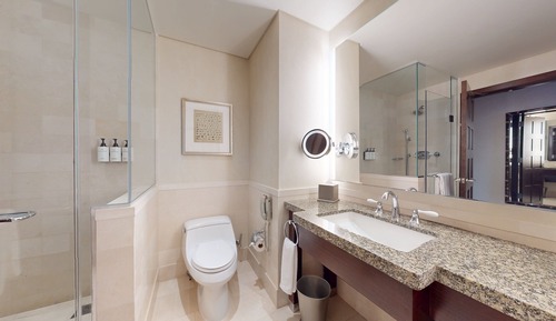 Classic Room, 1 King Bed, Corner (Greenway View)