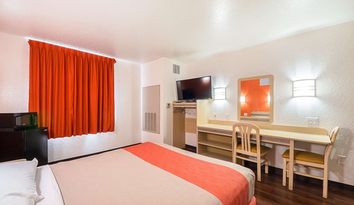 Deluxe Room, 1 Queen Bed, Smoking, Refrigerator & Microwave
