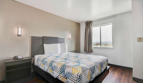 Deluxe Room, 1 Queen Bed, Non Smoking