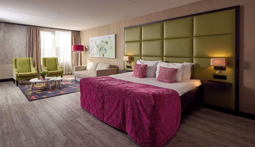Junior Suite, 1 King Bed, Jetted Tub