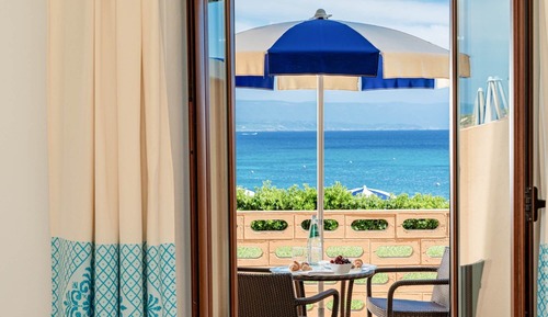 Deluxe Room, Multiple Beds, Sea View, Beachfront