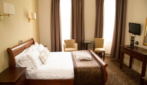 Front facing Double Room (Loch View)